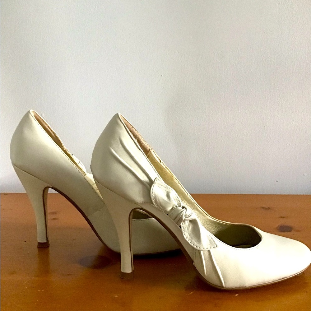 STEVE MADDEN Bone Leather Pump